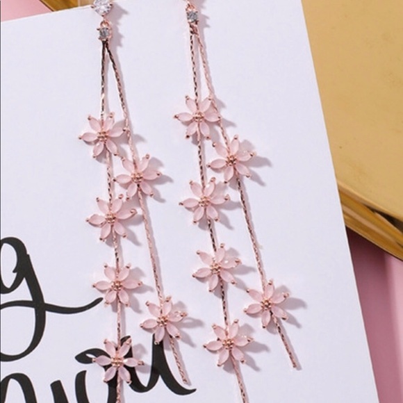 🌸NEW STYLE🌸 Pink Flower Long Earrings - Picture 2 of 2